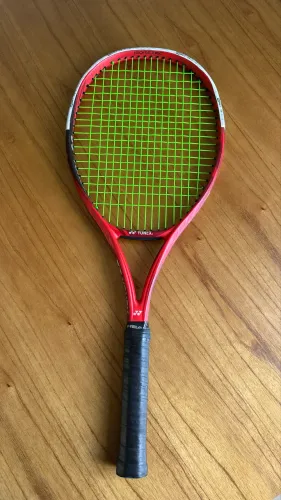 Vendo raquete Yonex Vcore 100 original, Made in Japan, em ótimo estado.