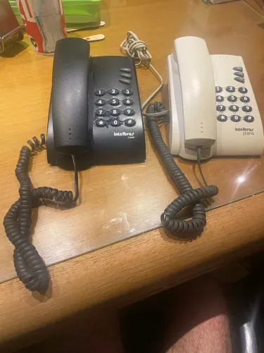 4 telefones convencionais 