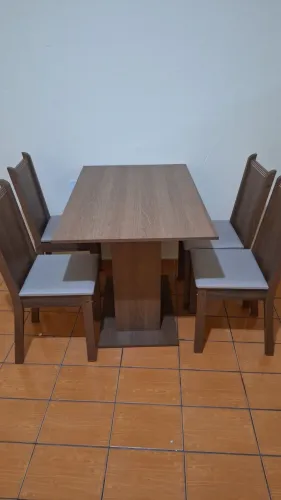 Vende-se mesa de jantar com quatro cadeiras