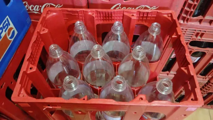 Caixa Coca-Cola Ret 2LT com as garrafas