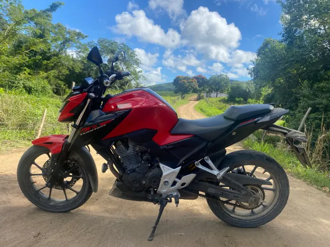 Cb 300f abs único dono com marcas de uso moto conservada