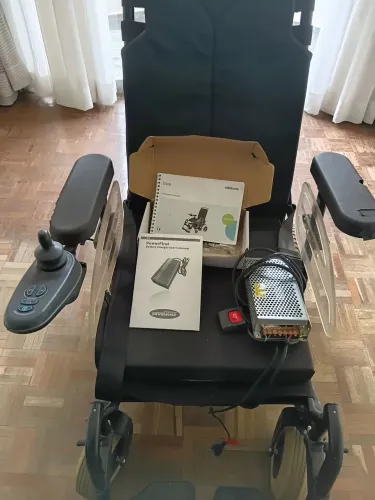 Vende-se cadeira de rodas motorizada. 
