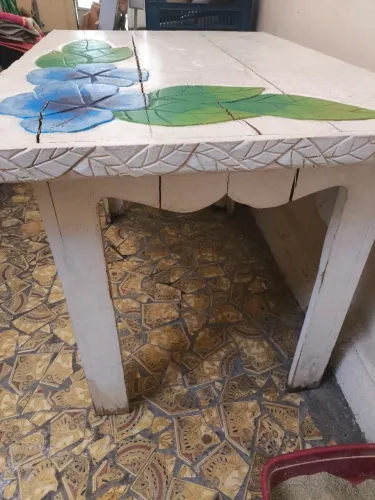 Mesa em madeira rústica talhada flores azuis!