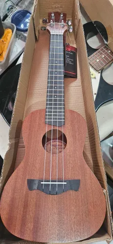 Ukulele Tagima na caixa