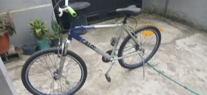 Bicicleta de alumínio.