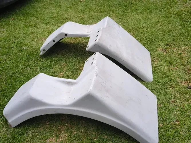 PAR PARALAMAS DIANTEIROS CABINE VOLVO N10 JANELINHA