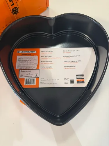 LE CREUSET BAKEWARE - FORMA DE BOLO CORAÇÃO SPRINGFORM
