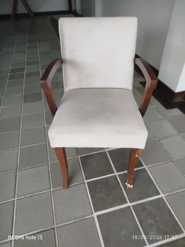 Vendo uma poltrona confortável.obs(tá com umas avarias na em uns dos pés.