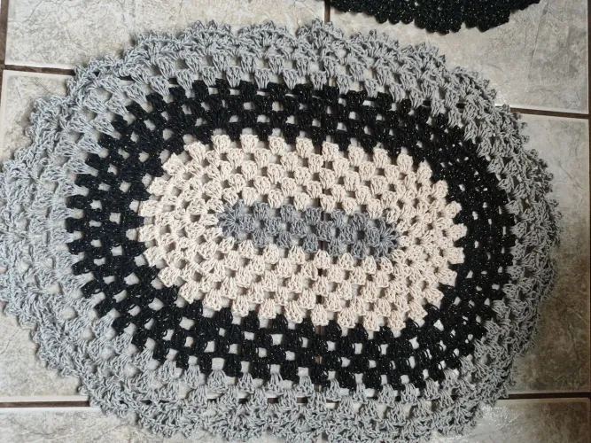Tapete de crochê oval cru,pretoe cinza