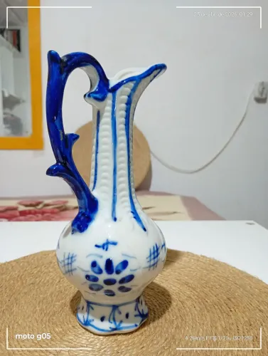Ânfora feita e pintada a mão decoração em alto relevo porcelana monte Sião 20 cm altura
