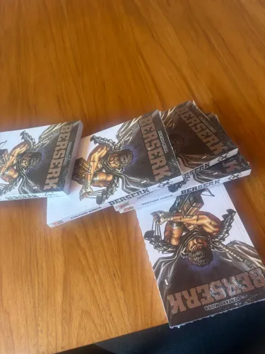 BERSERK vol 1 - edição de luxo - no plástico 