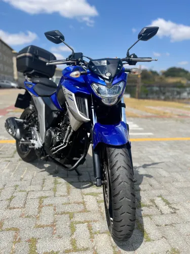 Moto Yamaha FZ25 