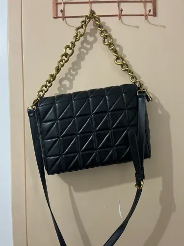 BOLSA FEMININA COM ALÇA METÁLICA (RETIRADA EM VALPARAÍSO