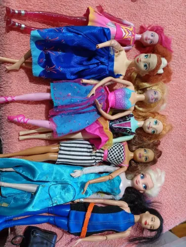 Coleção de bonecas Barbie e Frozen bem usadas com avarias