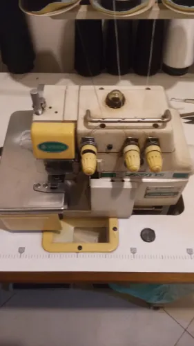 Máquina de Costura Overlock