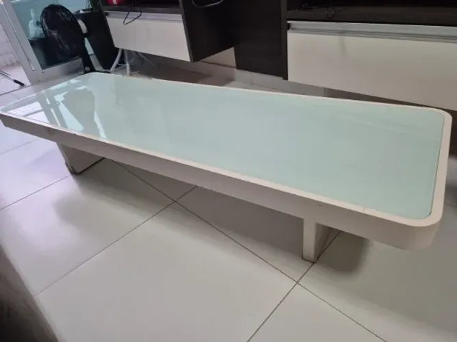 Mesa de centro branca com tampa de vidro fosca 1.50m por 48cm