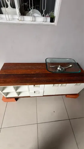 Desapegando de um gabinete madeira maciça e mdf em perfeito estado 