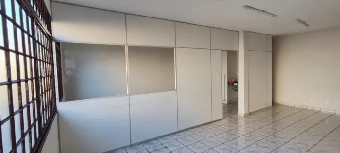 Divisoria pra organizar espaços, para lojas ou escritórios.