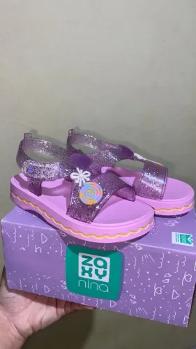 Vendo sandália infantil