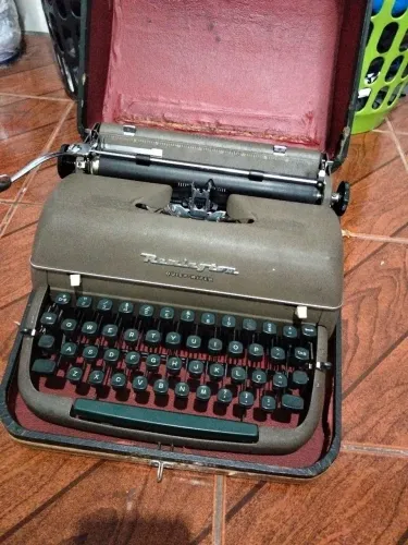 Máquina de escrever Remington Quiet-Riter