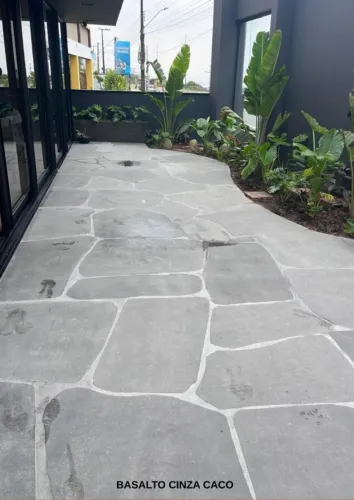 Pedra Decorativa Basalto Cinza para Pisos, Paredes e Áreas Externas