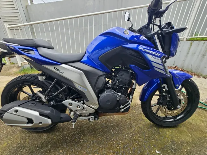 Vendo moto fz25 único dono