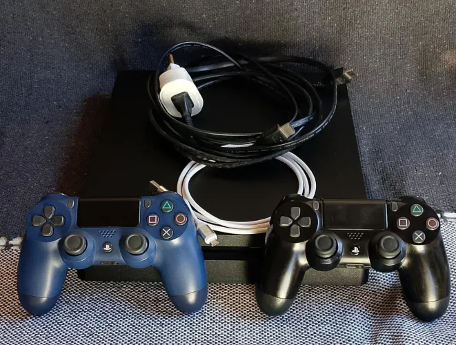 Ps4 slim 500 GB com 2 controles originais (VALOR NEGOCIÁVEL)