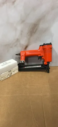 Vendo pinadeira profissional com caixa de pinos de brinde