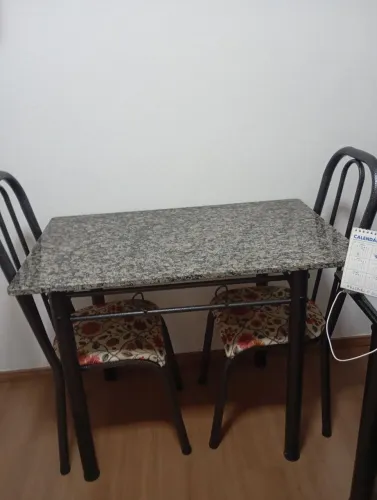 Mesa com duas cadeiras