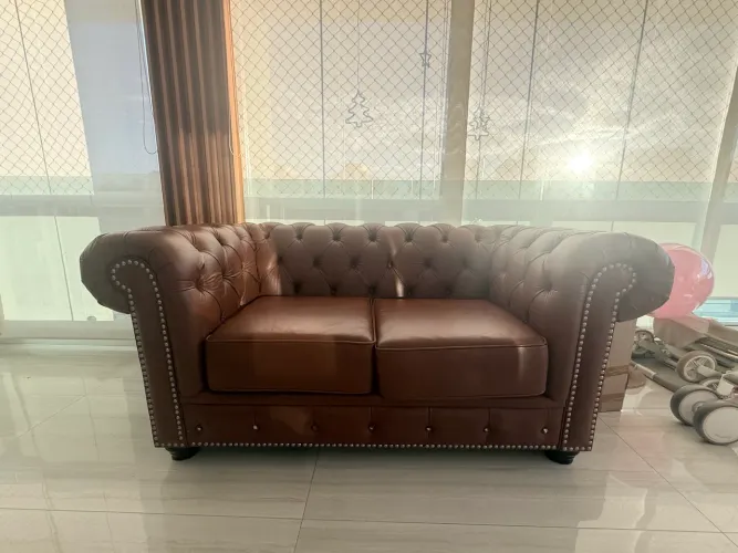 SOFÁ CHESTERFIELD CAPITONÊ EM COURO MARROM ? ESTILO CLÁSSICO