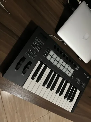 Vendo Controlador Midi Novation Launchkey 25 Mk3