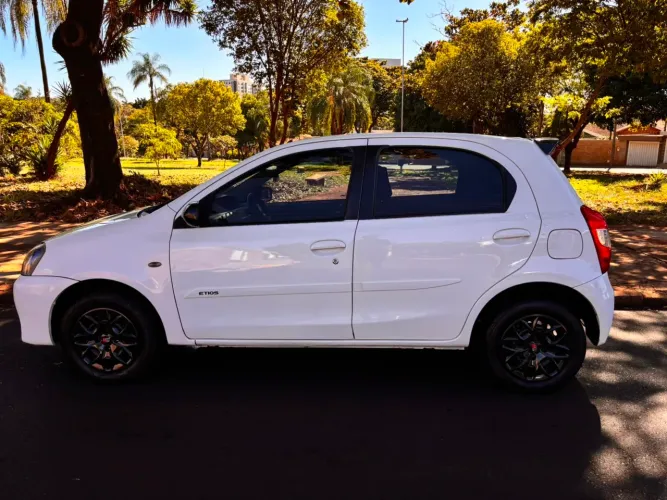 Toyota Etios XS 1.3 Flex 16V 5P Mec. 2013