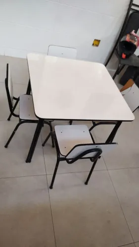 Mesa infantil conjunto com 4 cadeiras creche, escolar em geral.