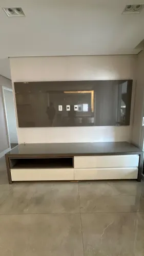 Rack e painel de sala em laca cinza