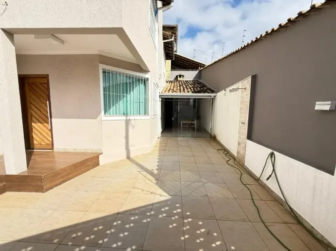 Casa geminada com 2 quartos sendo 2 suítes 3 banheiros 3 vagas