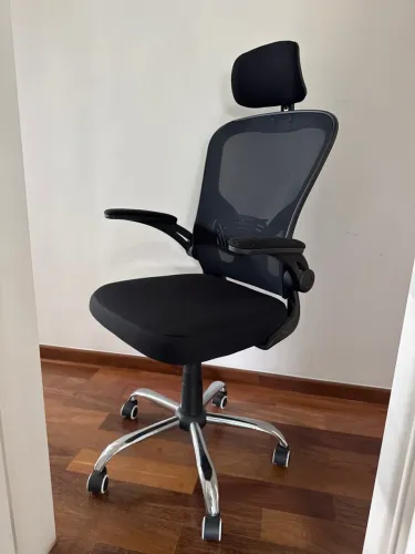 Cadeira para escritório - Preta - Ortopédica - Semi nova