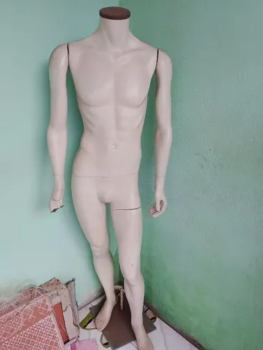 Manequim masculino em resina completo