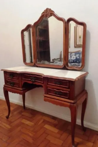 Lindo conjunto penteadeira e cadeira antiga