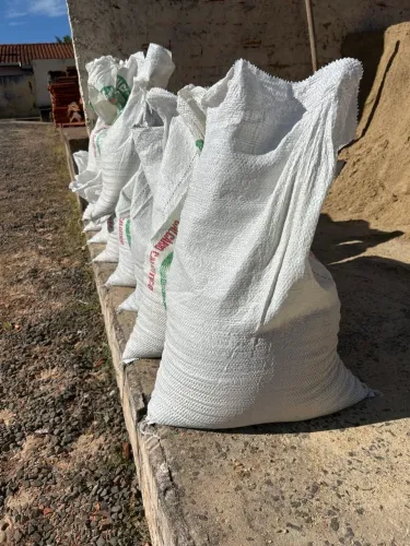 *Vendo material, areia,lajota,varanda de ferro é brita e janelas 