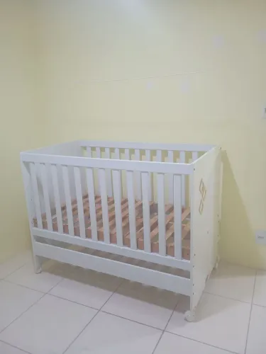 Berço em madeira com colchão 