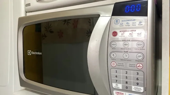 Vendo micro-ondas Electrolux 20L funcionando, leia a a descrição.