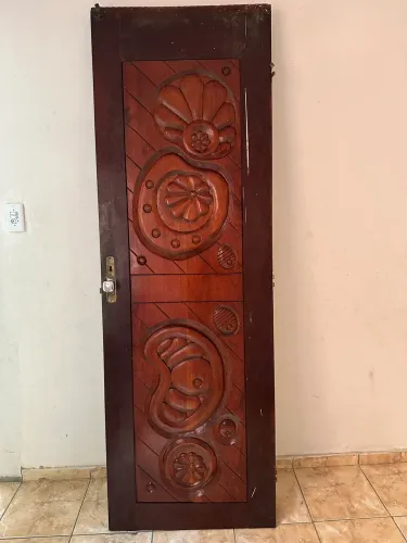 Porta madeira trabalhada 
