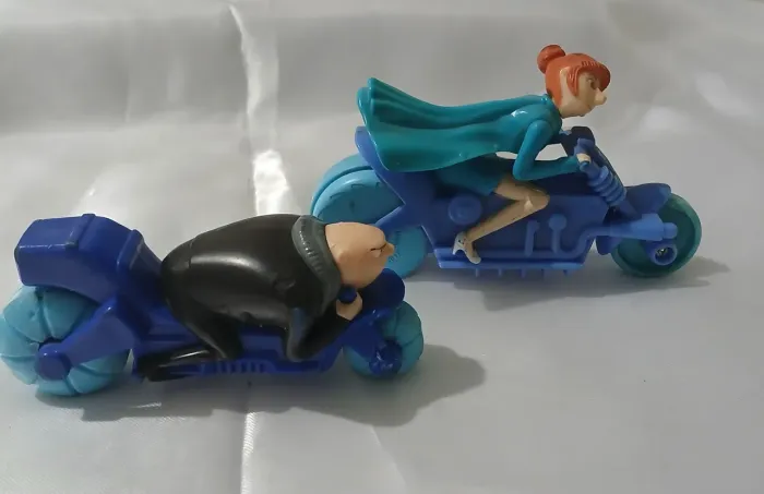 2 Bonecos meu malvado favorito Lucy e Gru