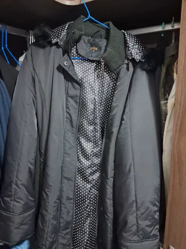 Casaco de inverno preto feminino. 