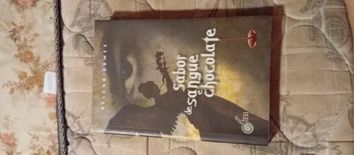 Livro Sabor de Sangue e Chocolate - Helena Gomes (Seminovo)