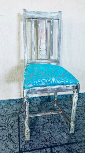 Cadeira Antiga Em Pátina E Estofado Turquesa