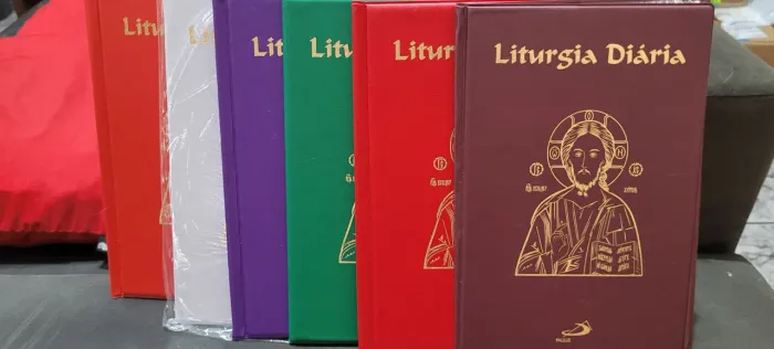 Capas de liturgias.. livretos.em plástico duro disponível em 5 cores