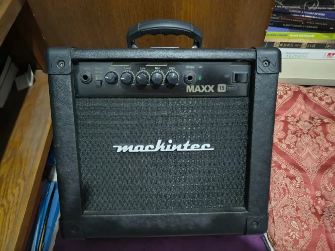 Cubo para guitarra 15 watts, super conservado só usado em casa para estudos
