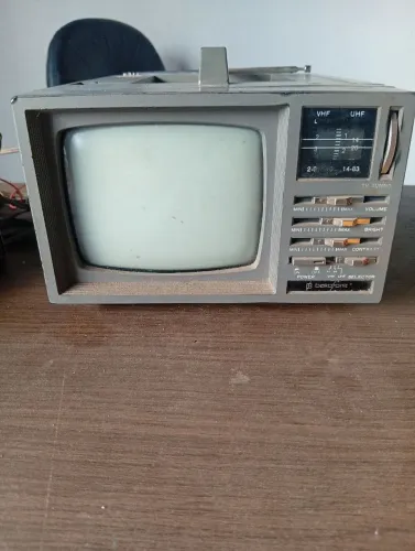 Tv antiga 5 polegadas portátil funcionando