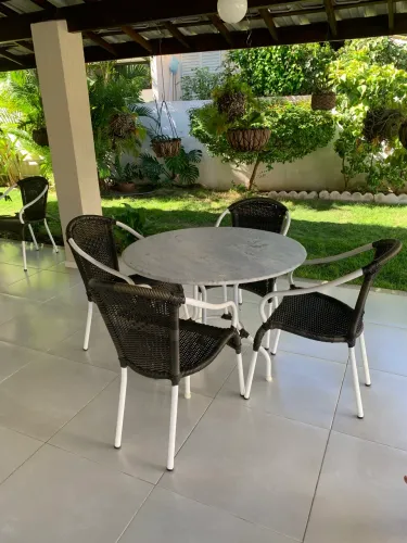 Conjunto de mesa com 4 cadeiras para uso externo